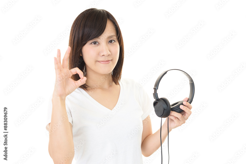 ヘッドフォンを持つ女性