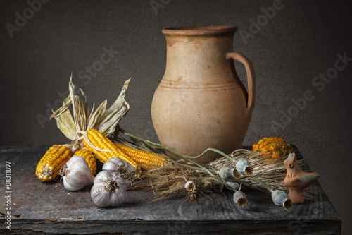 Композиция деревенского быта: глиняный кувшин, кукуруза, чеснок, колоски пшеницы и мак.