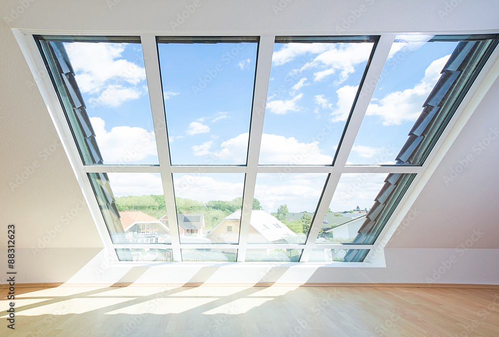 Fototapeta premium helles Dachgeschosszimmer mit großem Fenster