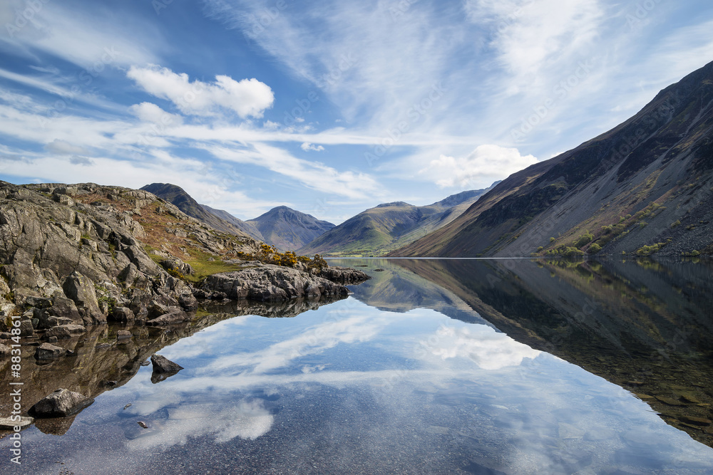 Fototapeta premium Stunning landscape of Wast Water and Lake District Peaks on Summ