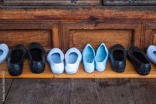 한옥 창문 고무신