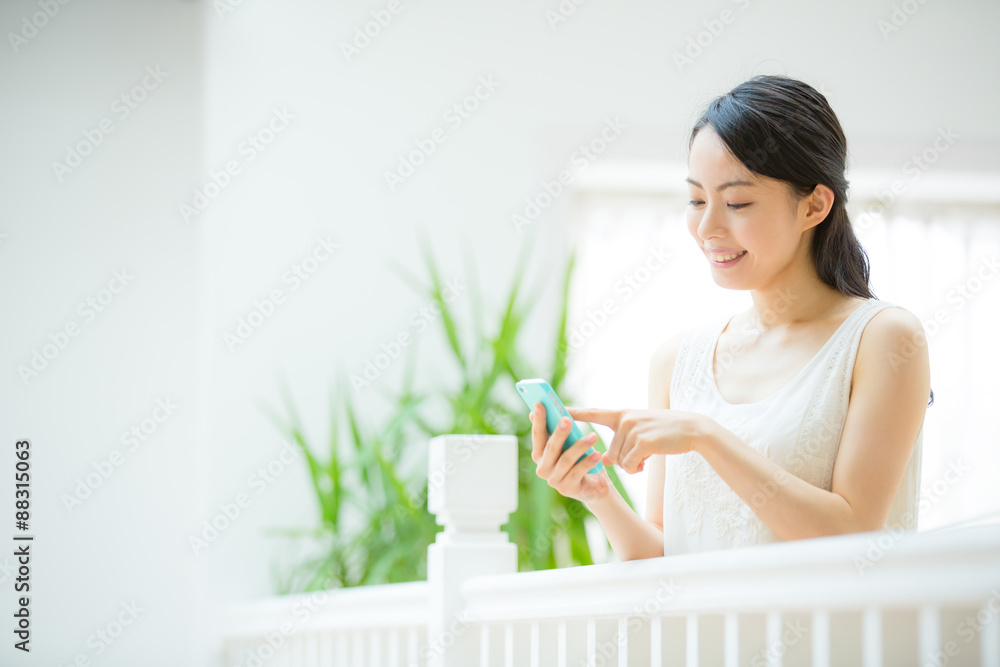 スマートフォン・若い女性