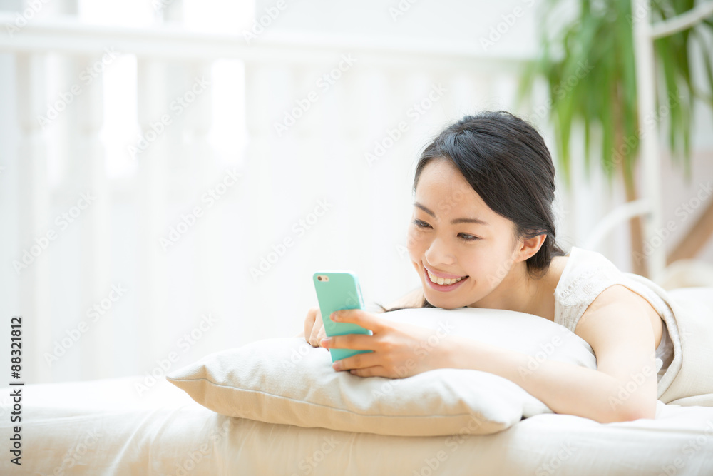 スマートフォン・若い女性