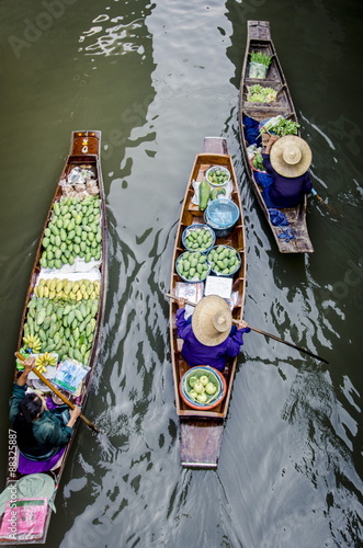 Vendors paddle their boats, Damnoen Saduak Floating Market. #88325887