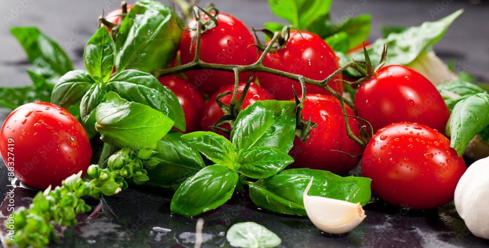 Frische tomaten mit basilikum und knoblauch Stock-Foto | Adobe Stock