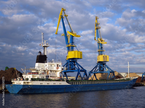 Schiffskran im Seehafen photo