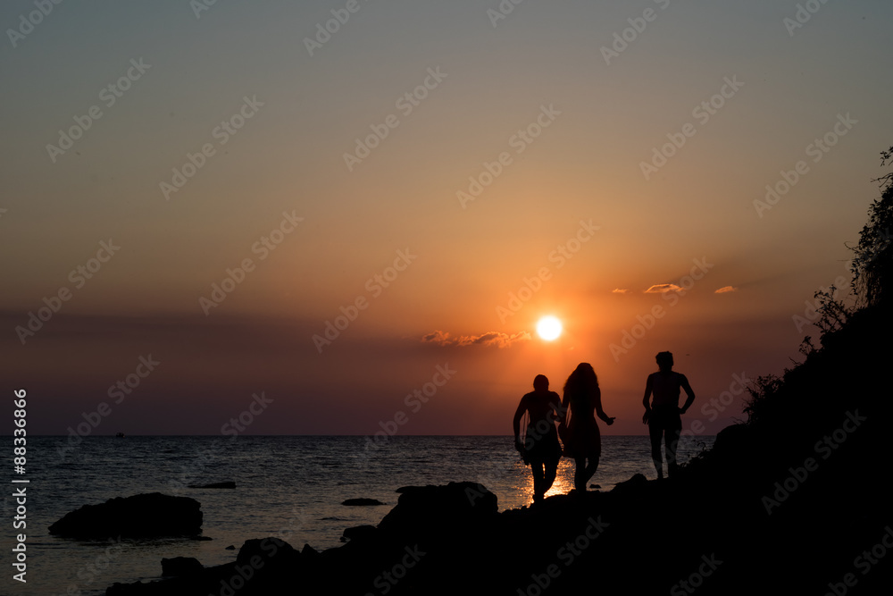 Девушки на закате у моря