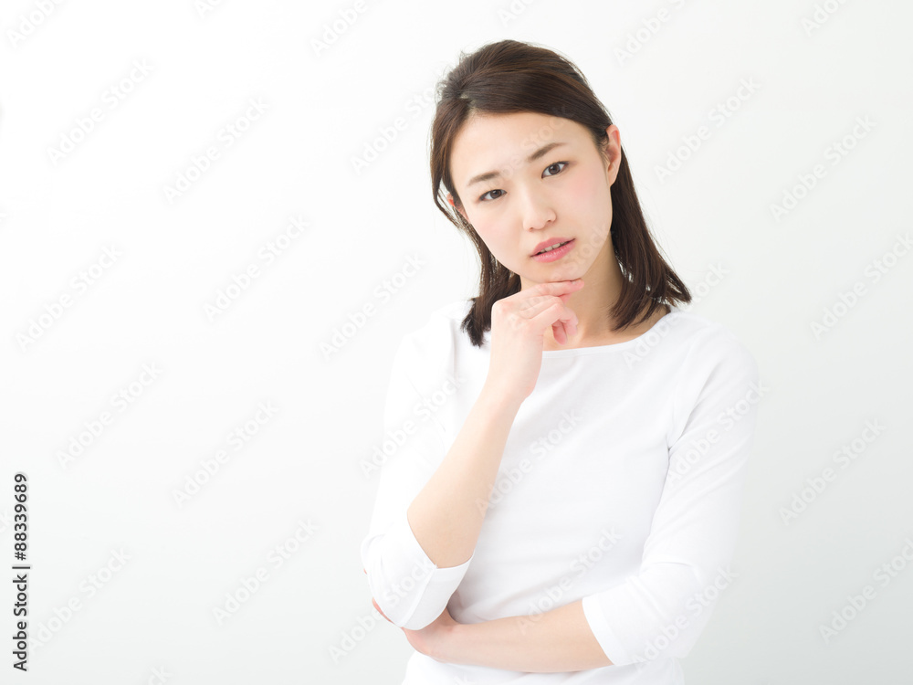 悩む若い女性 悩む若い女性