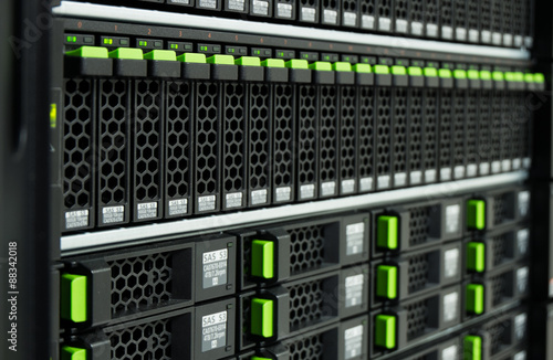 Plakat Array disk storage in data center