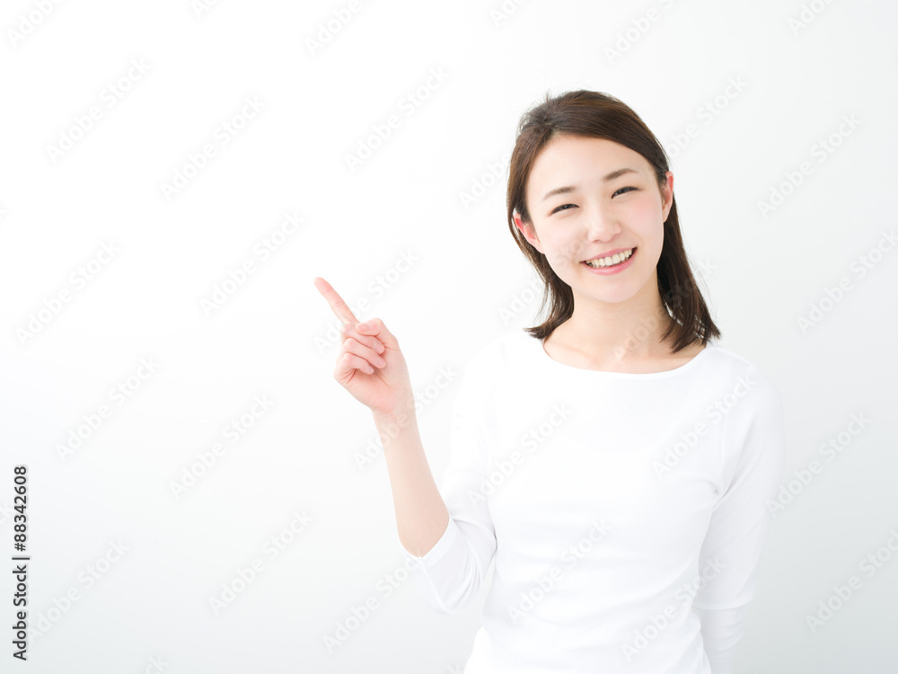 指差す若い女性 指差す若い女性