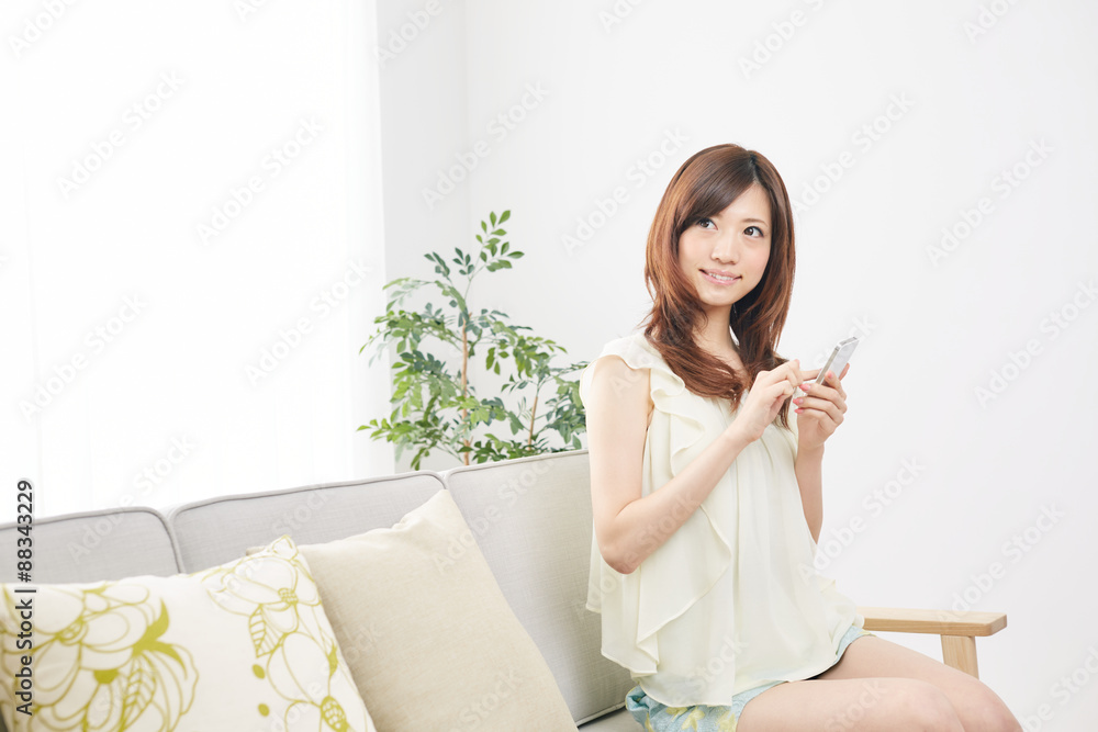 携帯電話を使う女性 携帯電話を使う女性