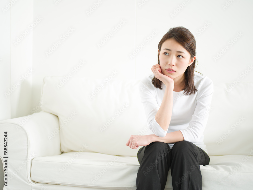 悩む若い女性 悩む若い女性