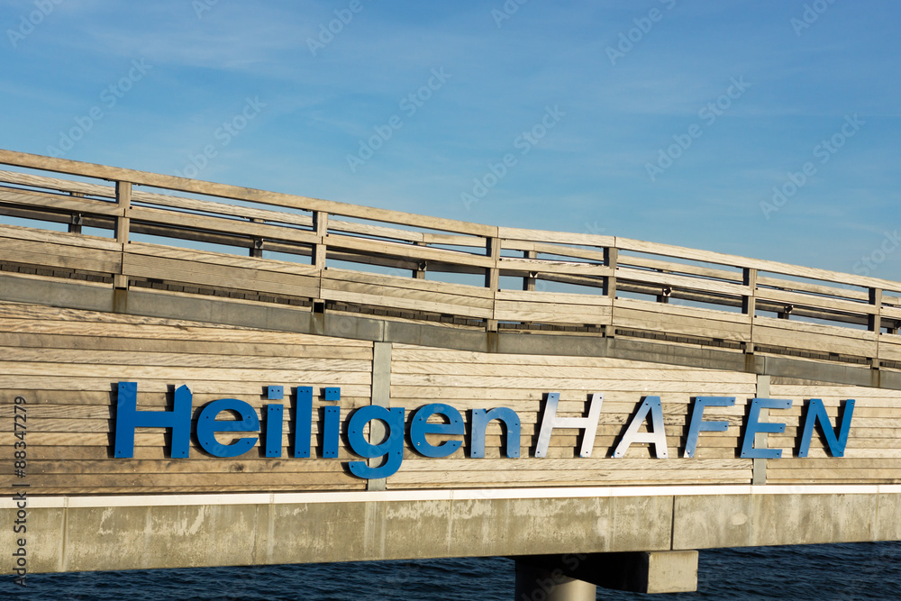 Fototapeta premium Erlebnis-Seebrücke in Heiligenhafen an der Ostsee, Deutschland