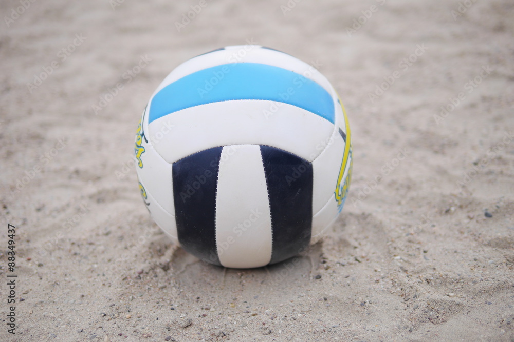 Ein Volleyball im Sand.