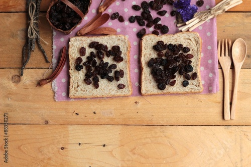 Dried currants and raisin bread.