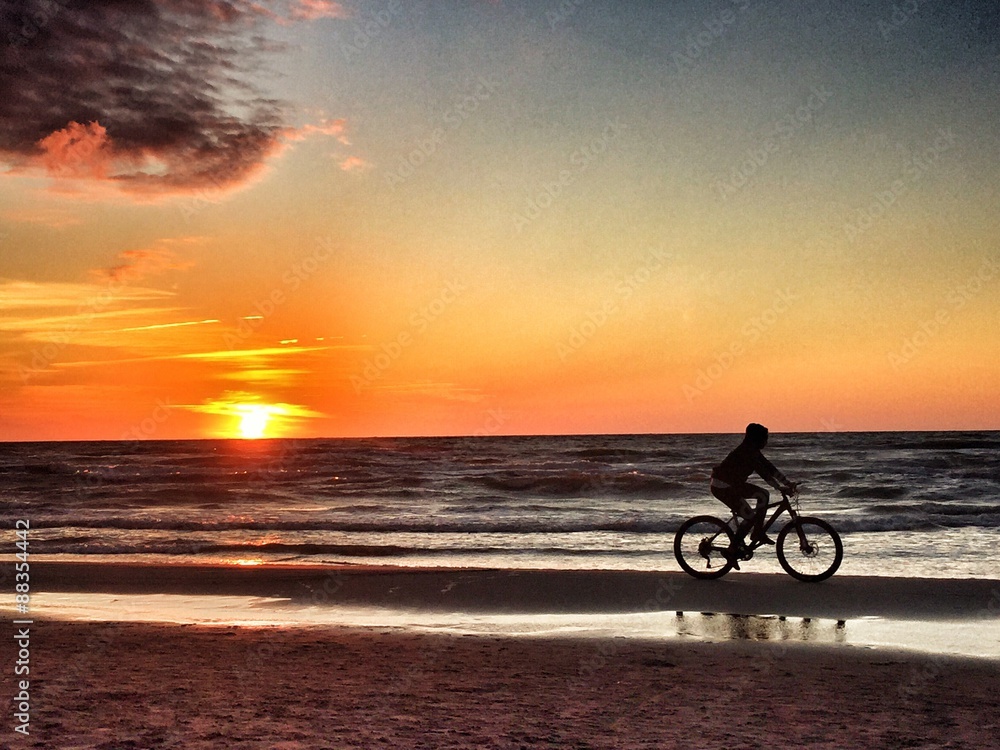 biker meer sonnenuntergang