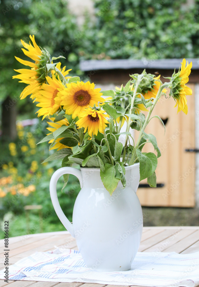 Obraz premium Sonnenblumen in einem Milchkrug