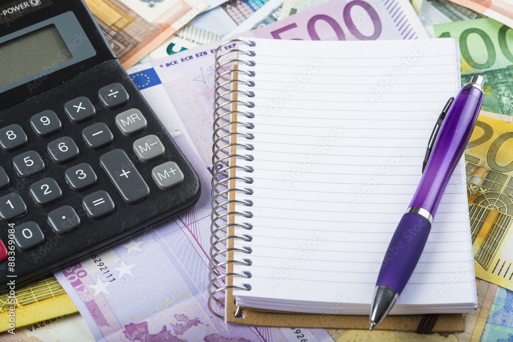 Libreta en blanco con espacio para texto sobre un fondo de billetes calculadora y bolígrafo en la oficina Libreta en blanco con espacio para texto sobre un fondo de billetes calculadora y bolígrafo en la oficina