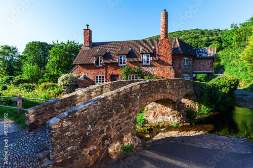 malerisches Cottage mit Packpferdbrücke in Allerford, Somerset, England