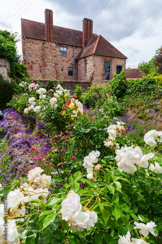 Bauerngarten vor einem alten Steinhaus in Taunton, England