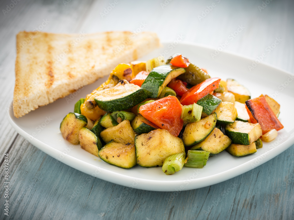 gegrilltes Gemüse und Toast - grilled veggies and toast gegrilltes Gemüse und Toast - grilled veggies and toast