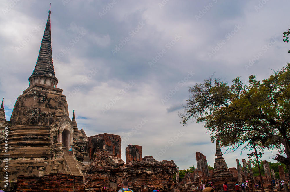 Fototapeta premium The ruin temple in ayutthaya / The ruin temple in ayutthaya province thailand