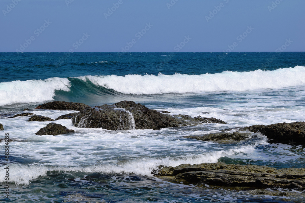 庄内浜の荒波（初夏）／山形県庄内浜の荒波風景を撮影した写真です。庄内浜は非常にきれいな白砂が広がる海岸と、奇岩怪石の磯が続く大変素晴らしい景観のリゾート地です。強風で晴天の日に、海岸で荒波を撮影した写真です。