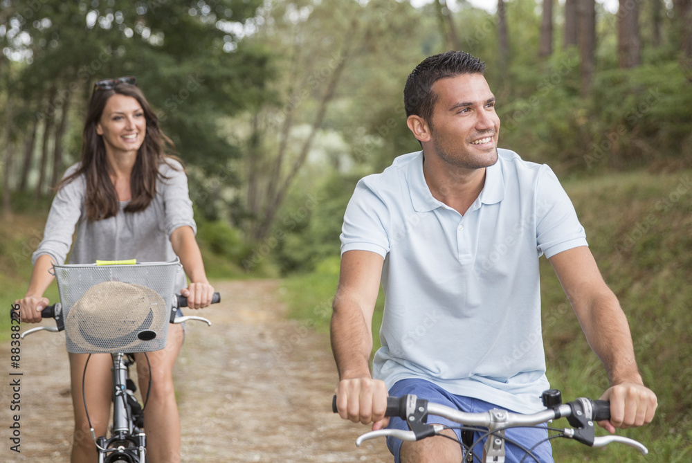 Obraz premium young couple cycling