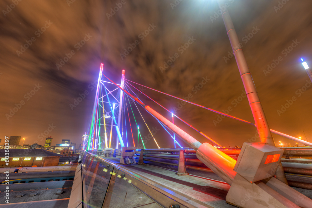 Fototapeta premium Most Nelsona Mandeli nocą - Johannesburg