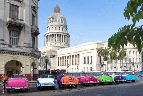 Kuba Havanna amerikanische Oldtimer parken in Reihe vor dem Capitol © mabofoto@icloud.com