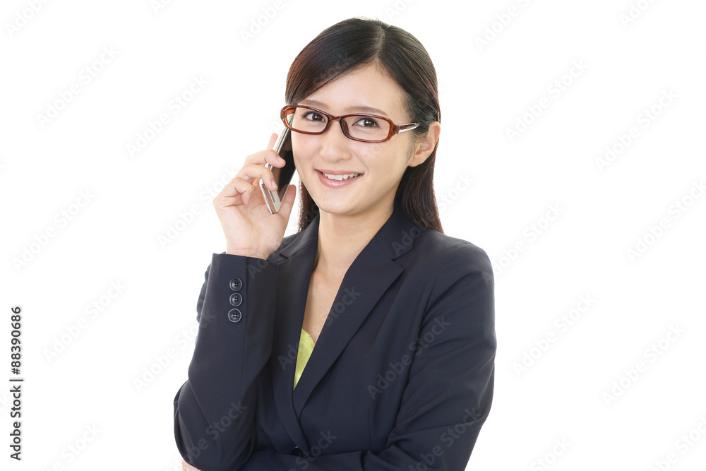 スマートフォンで会話中の女性 スマートフォンで会話中の女性