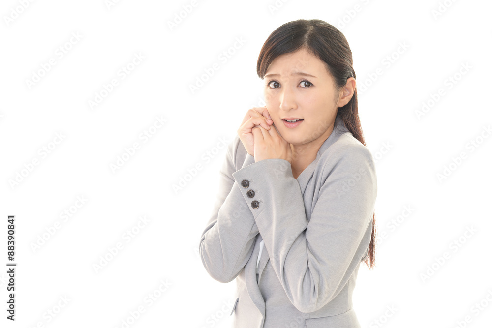 怯える女性 怯える女性