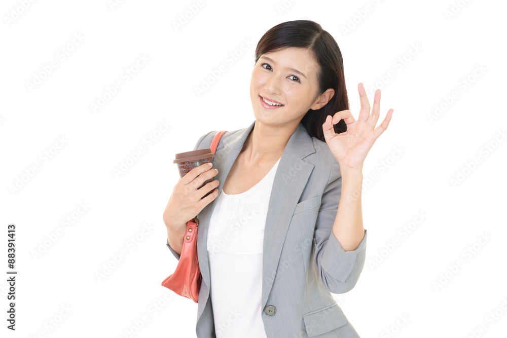 コーヒーを飲む女性