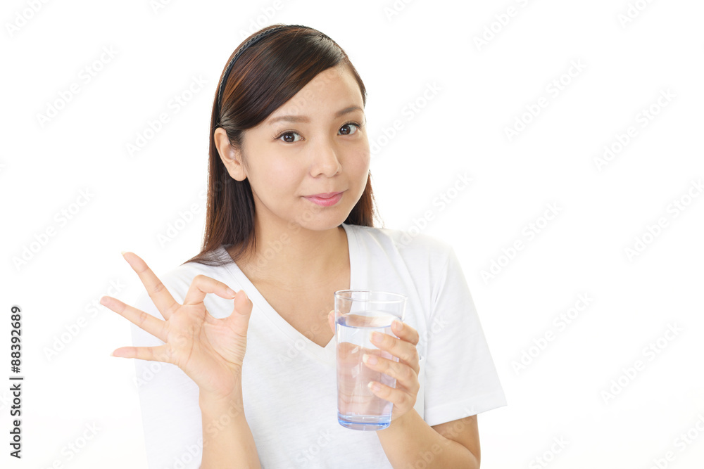 水を飲む女性 水を飲む女性
