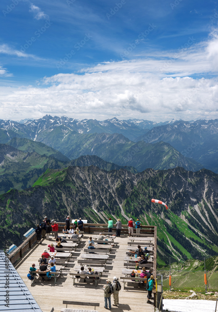 Mit Dem Nebelhorn Ein Signal Geben Blick über die Aussichtsplattform auf dem Nebelhorn Stock 写真 | Adobe Stock