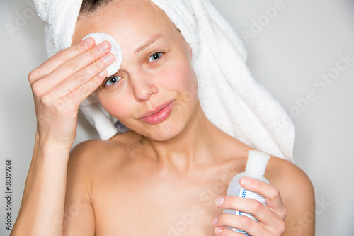 Konstfotografi Beautiful brunette woman removing makeup from her face