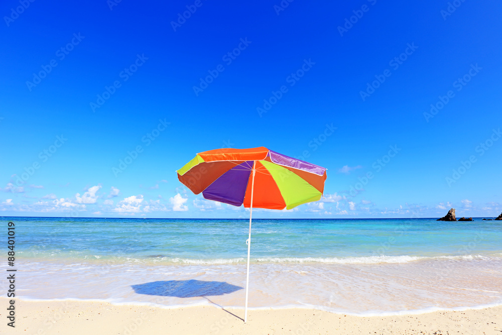 伊是名島の美しい珊瑚の海と夏空 伊是名島の美しい珊瑚の海と夏空