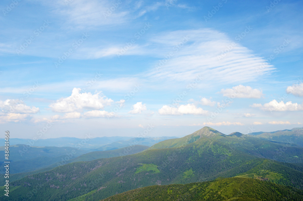 Naklejka premium Beautiful clouds in the sky over the mountains