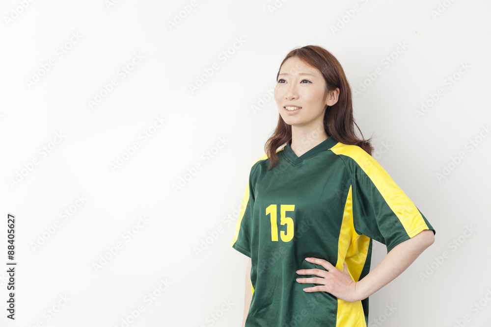 サッカーのユニフォームを着た若い女性