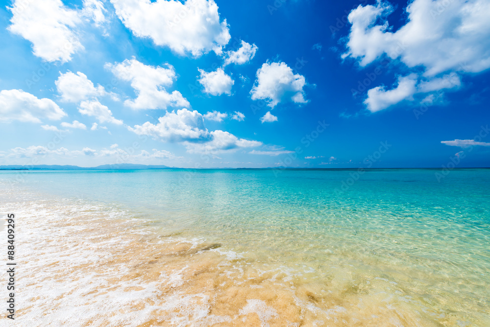Fototapeta premium Beautiful sea and the white beach, Okinawa, Japan