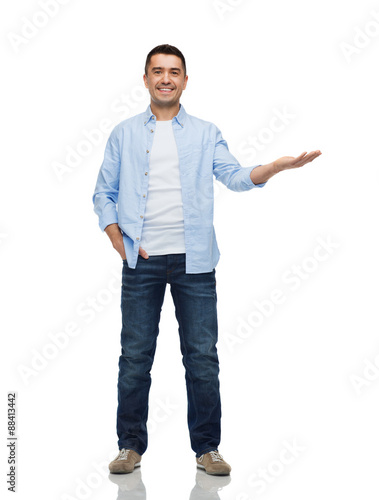 Quadro em tela smiling man showing something on empty palm