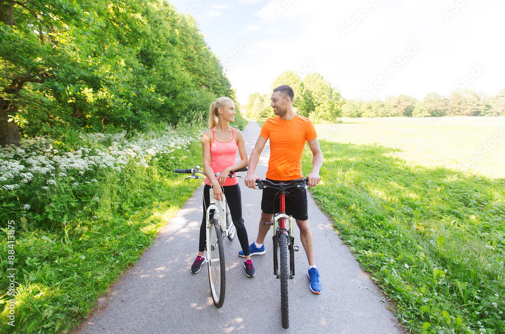 Obraz premium happy couple riding bicycle outdoors