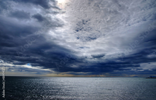 Hermoso cielo gris con tormenta sobre el mar mediterráneo