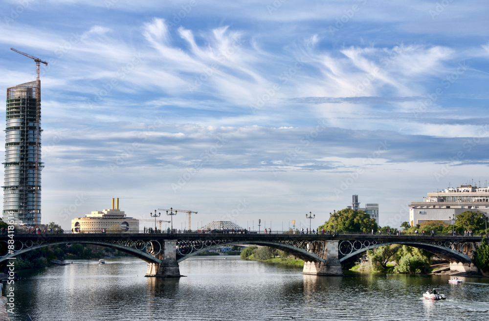 Río Guadalquivir a su paso por el puente de Triana, Sevilla