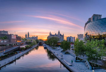 Papier peint photo Canada View of Parliament buildings from Plaza Bridge Ottawa during sunset  © Aqnus