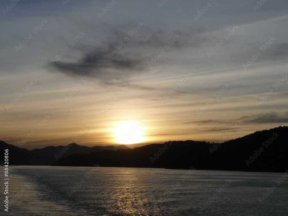 Sonnenuntergang und Landschaft bei der Überquerung der Cookstraße von Picton nach Wellington, Neuseeland