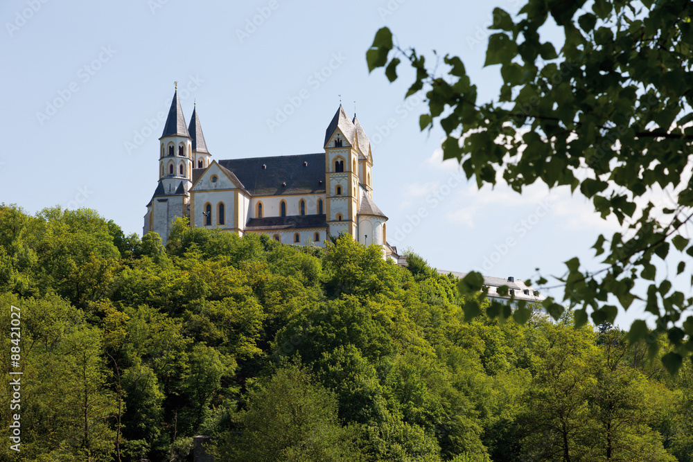 Deutschland, Rheinland-Pfalz, Blick auf Kloster Arnstein