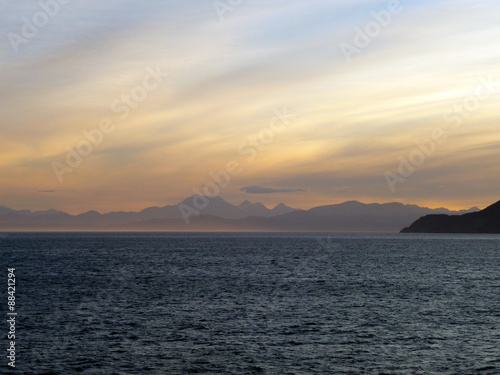 Sonnenuntergang und Landschaft bei der Überquerung der Cookstraße von Picton nach Wellington, Neuseeland © christian308