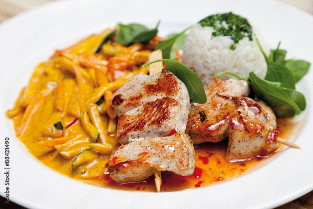 Nahaufnahme von gegrilltem Putenspieß mit Madras-Curry Wok Gem Nahaufnahme von gegrilltem Putenspieß mit Madras-Curry Wok Gem
