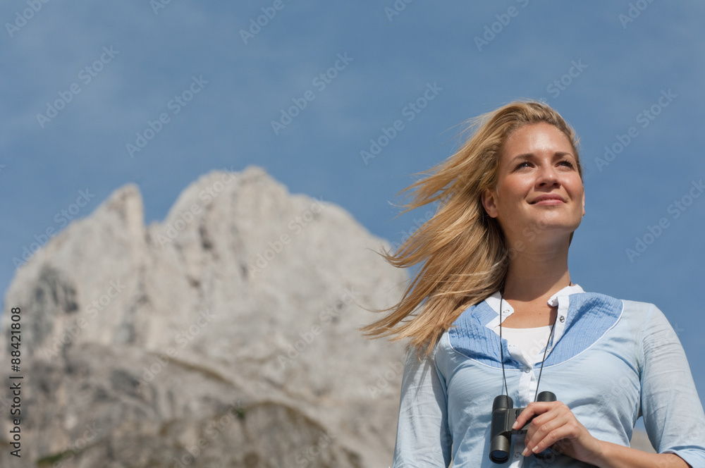 Österreich, Salzburg Land, Filzmoos, Frau vor der Bischofsmütz